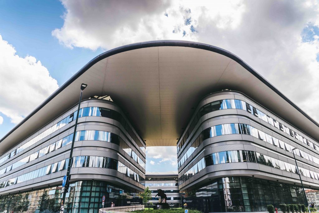 Exterior del Campus Einaudi, obra de Norman Foster