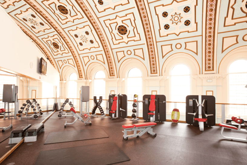 Interior del Virgin Active Gym.