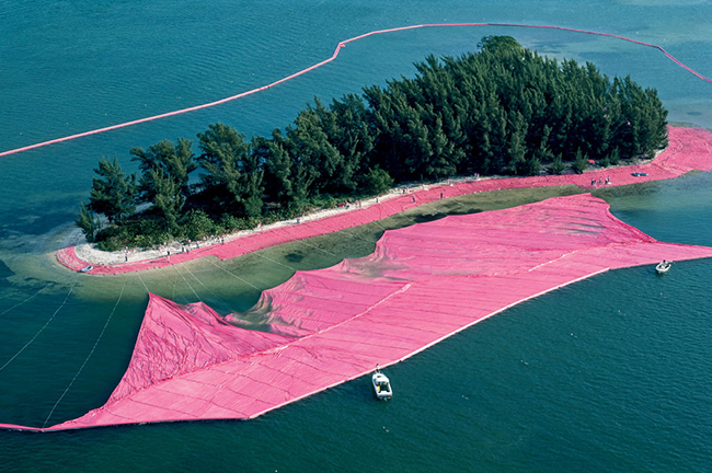 El proyecto de Christo y Jeanne Claude caracterizado por la similitud estética.