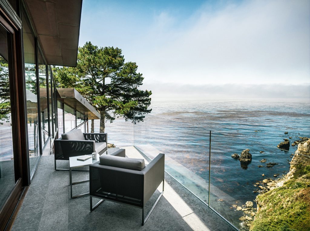 Fall House stands out because of its altitude and its location on a cliff.