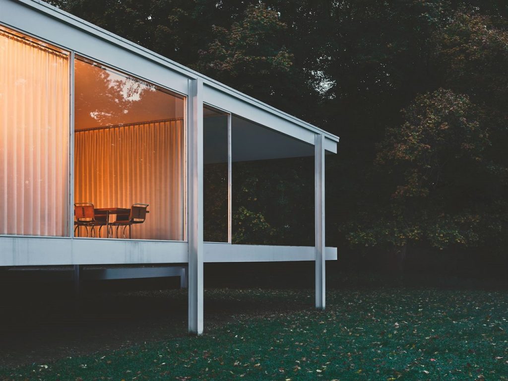 Altitude design in the Farnsworth House