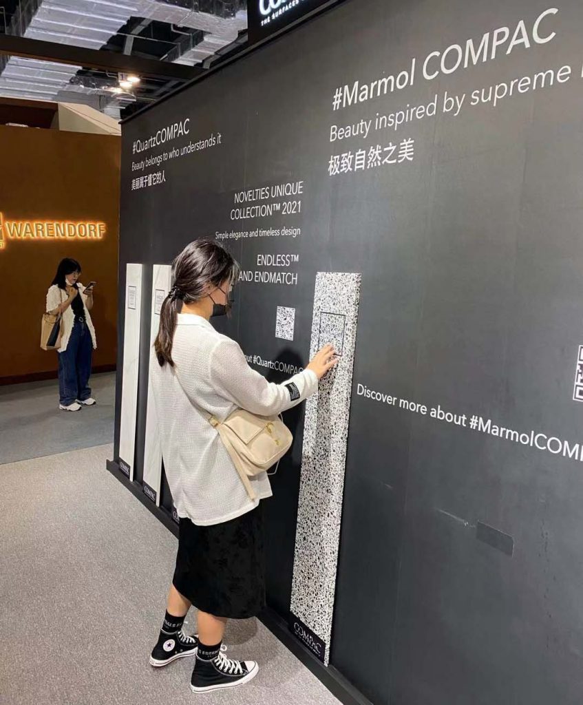 Una visitante en el stand de COMPAC en Design Shanghai 2021.