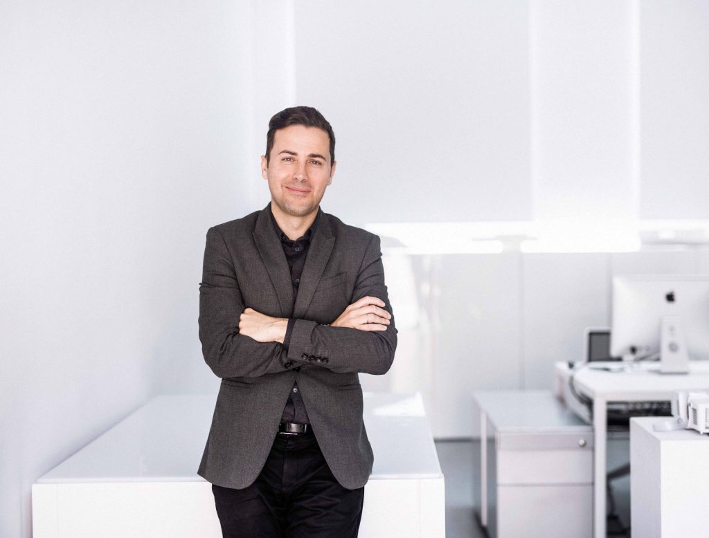 El arquitecto Fran Silvestre en su estudio.