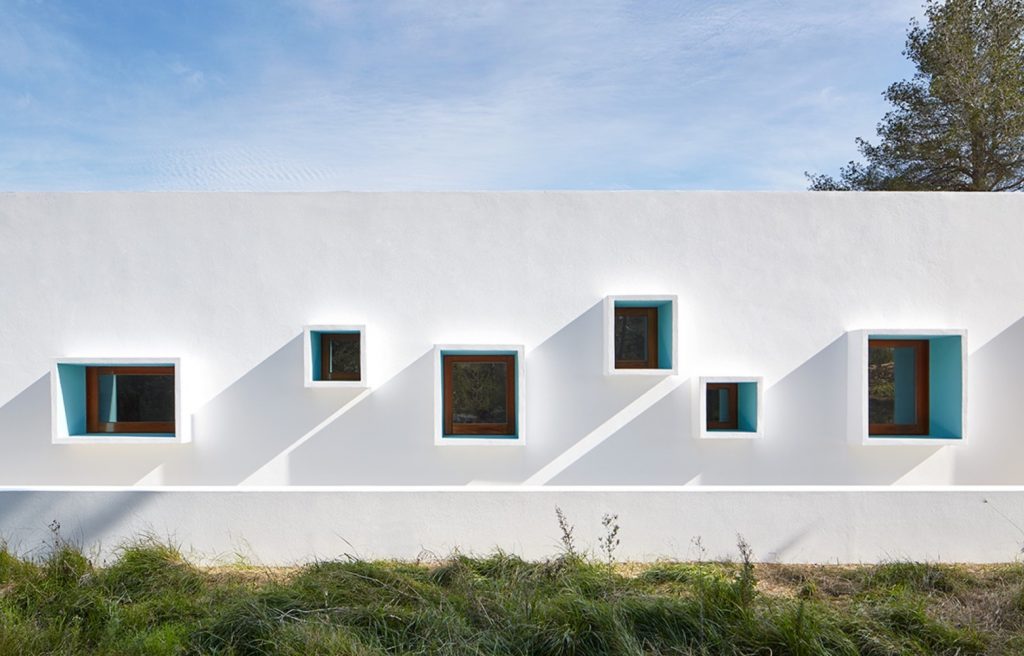 Blanco, azul y madera son los colores de la arquitectura en las Islas Baleares.