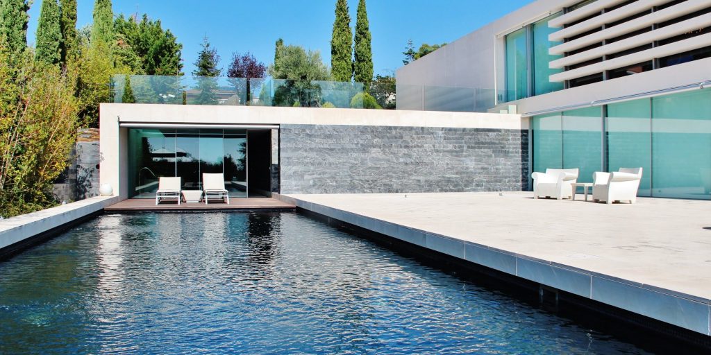Elegante terraza con piscina