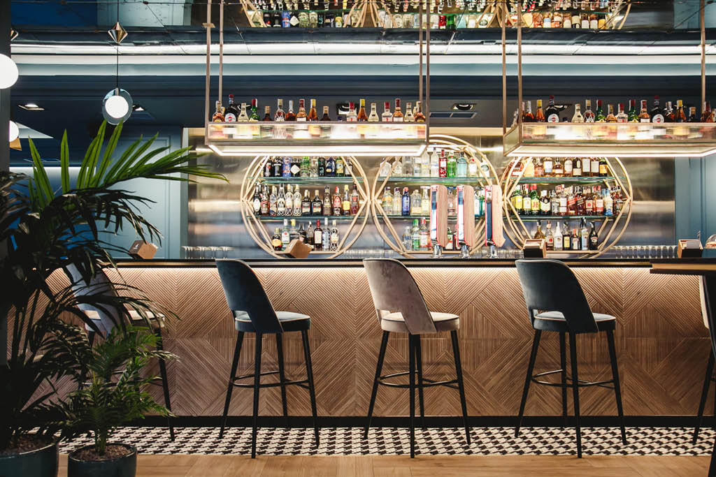 Bámbola Bar: 21st-century design by Doos Interiorismo inspired by Art Déco