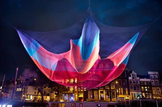 La importancia del arte en el espacio público a través de la obra de Janet Echelman