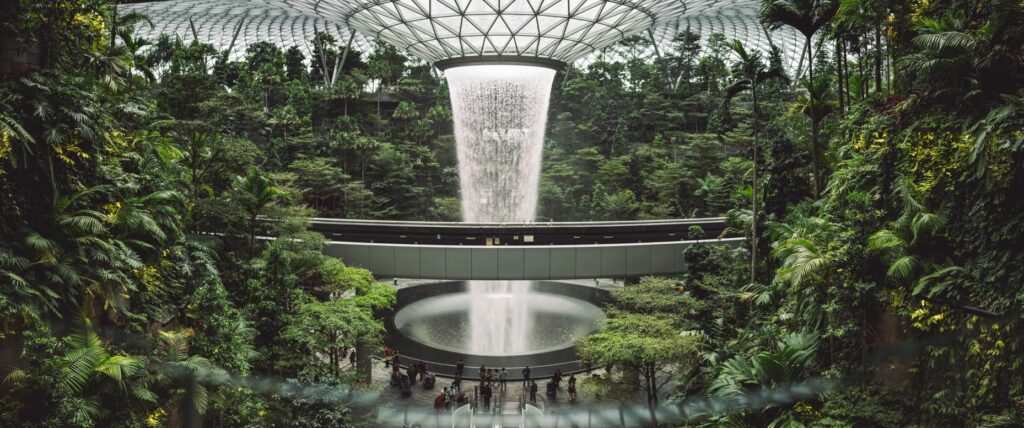 Ilustración 1 Interior del aeropuerto Jewel Changi/ Foto de Darren Tan en Unsplash