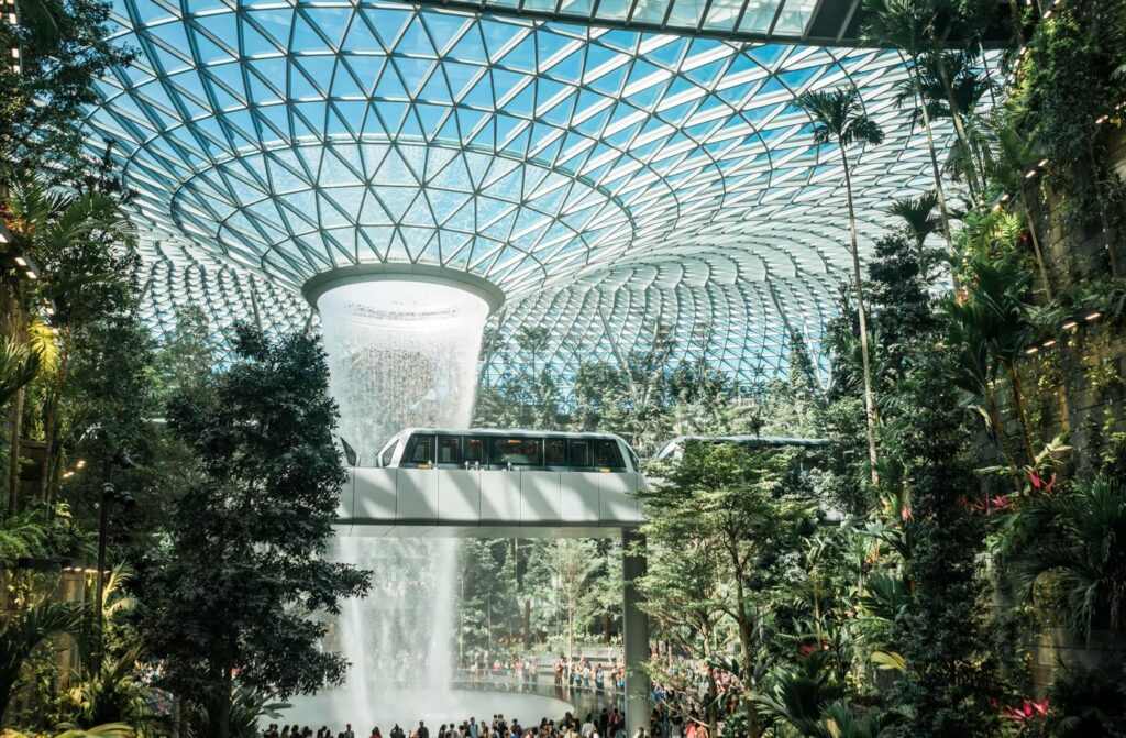 Image 5 Jewel Changi Airport interior / Photo by Jonathan Chng in Unsplash