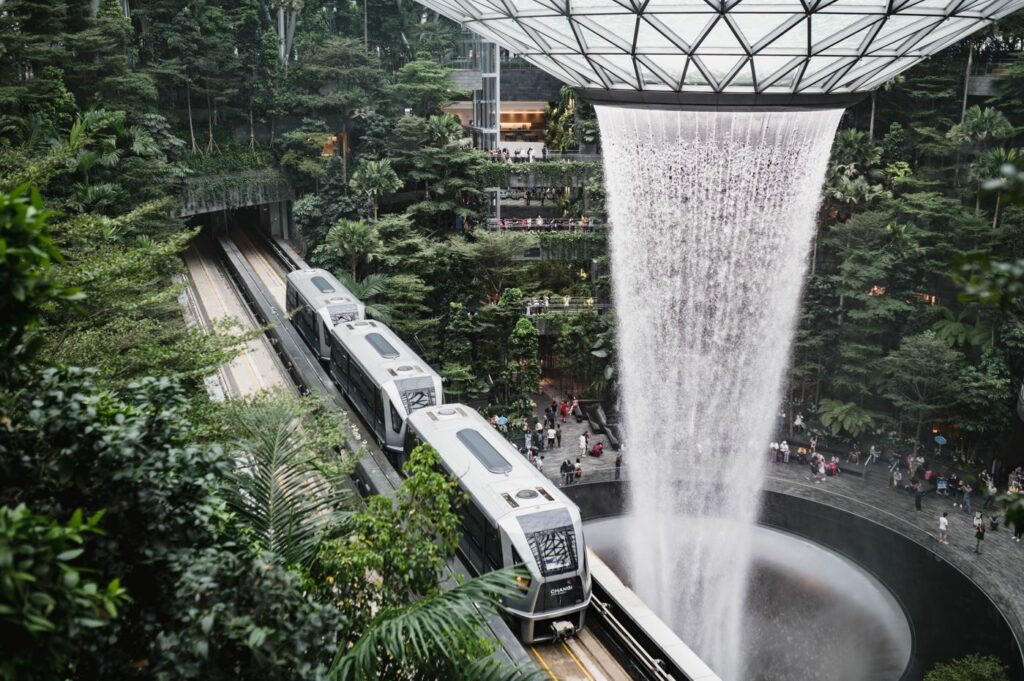 Image 3 Rain Vortex at the Jewel Changi / Photo by Nathaniel Yeo in Unsplash