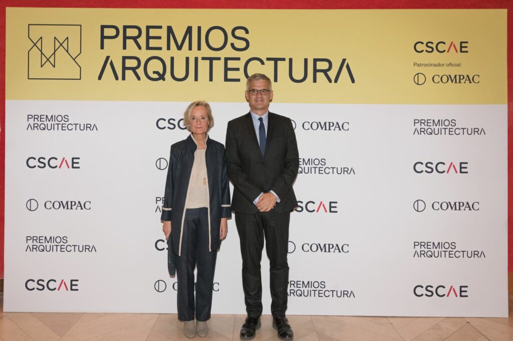 Imagen 2: Marta Vall-Llossera, presidenta del CSCAE y David Lucas, secretario del Estado de Transporte