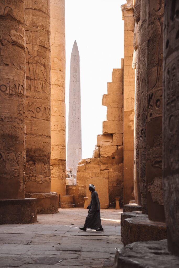 Persona paseando entre columnas, Egipto
