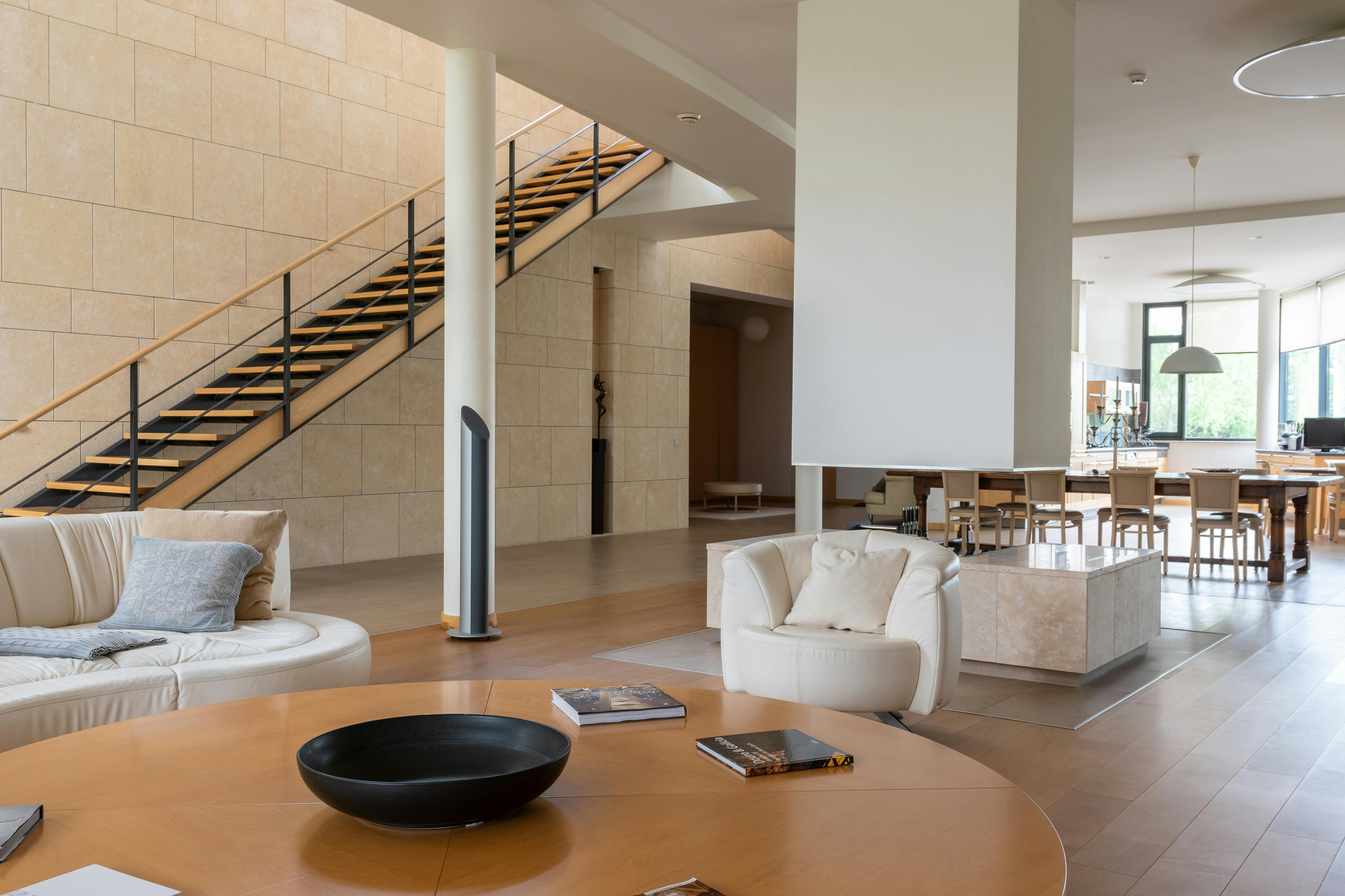 Warm Minimalism: How to Humanise Interiors with Organic Materials and Design Details
