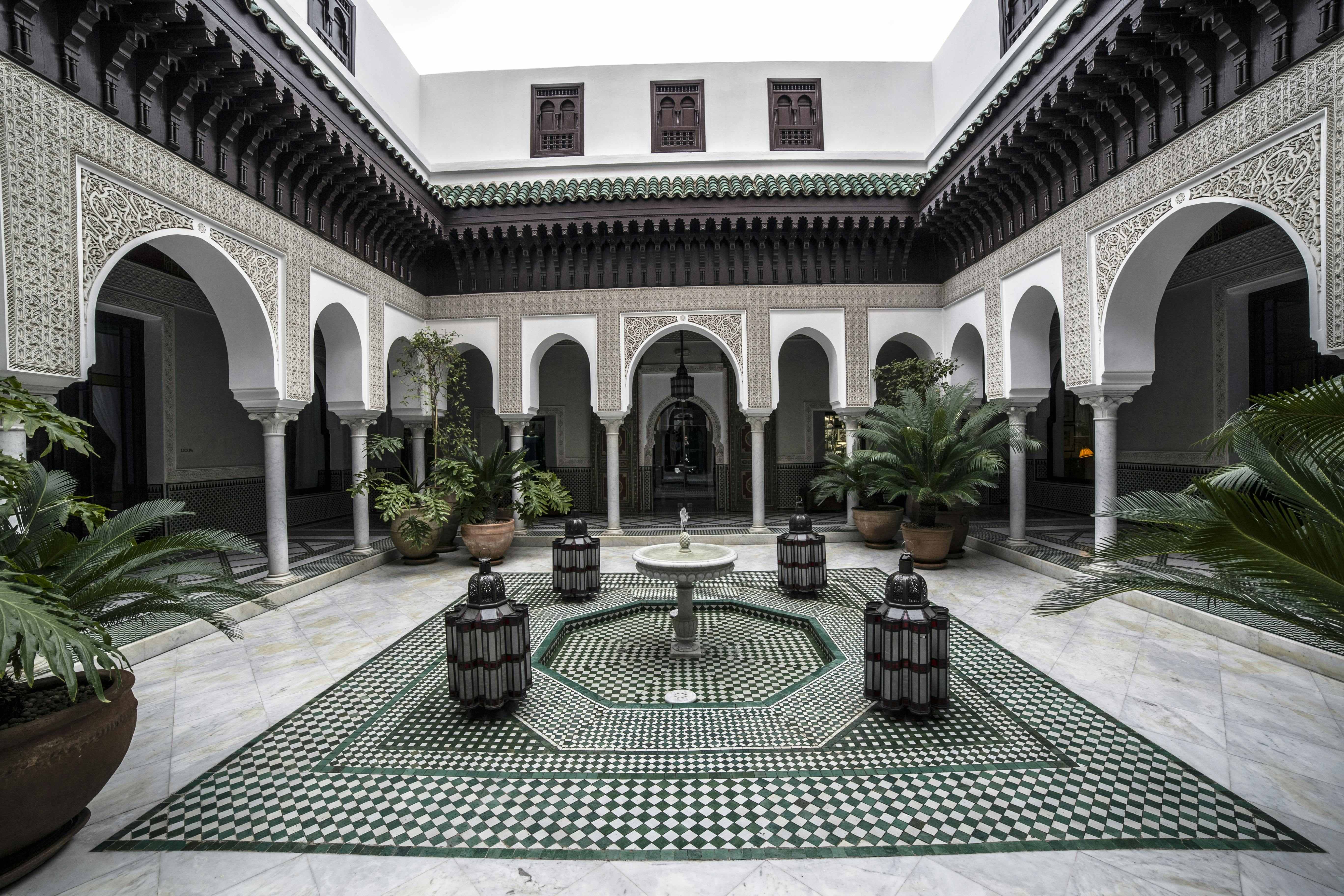 Reinterpretación de los Patios Interiores: Un Oasis en el Corazón de la Arquitectura Moderna